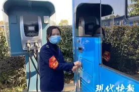 在公交车里跳舞，南京女司机走红网络图片