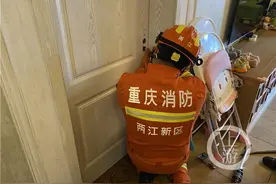 2岁熊孩子反锁房门急坏家长 消防员破门后看到这样一幕图片
