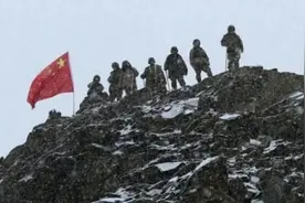 一场大火后，小女孩偷偷把矿泉水塞他兜里图片