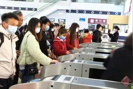 云南丘北：10万务工大军涌起返岗春潮图片
