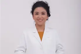 来看病，先脱裤子！她可能是医院里你最不想面对的医生图片