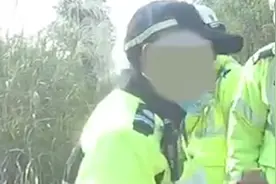 男子网购警服假扮交警执勤，一查还是个无证驾驶视频封面
