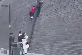两男子徒手攀爬西安古城墙，同行人员拍照录像视频封面