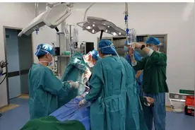 反复腹痛被确诊为罕见“腹茧症”，医生6小时理顺近7米肠道图片