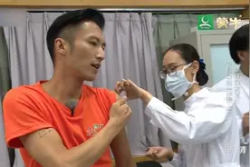 锋味：谢霆锋的忍耐力是有多强，经纪人：炮仗在手里炸了都不叫的视频封面