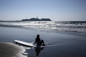 天气转暖 日本神奈川民众到海边冲浪图片