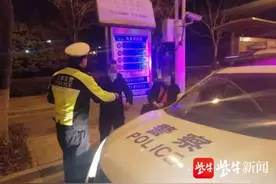 服务区被司机抛下，夫妻二人无奈夜间徒步高速图片