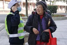 “儿子过生日没蛋糕不行”，87岁母亲偷偷上街为60岁儿子买蛋糕，女警都被感动了图片