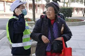 “儿子过生日没蛋糕不行”，87岁母亲偷偷上街为60岁儿子买蛋糕，女警都被感动了图片