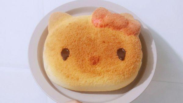 哈喽kitty梦幻蛋糕图片（可爱软萌HelloKitty戚风蛋糕～松软可口）