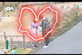 女生独自抱20斤快递健步如飞，一见男友秒变委屈，网友调侃两幅面孔图片
