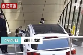 360度大回旋！成都一司机开车“倒进”地铁口图片