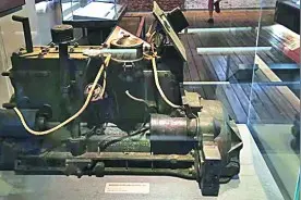 装在木船上的汽车发动机图片