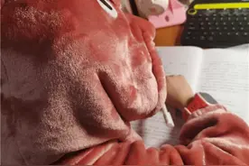 家长叫小朋友“好自为之”，小朋友嫌家长“不讲武德”……寒假只剩一周，不少家庭亲子关系面临严峻挑战！你们家伢儿也在忙这件事吗？图片