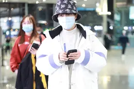 周深街拍：拼色羽绒服白色高领打底衫牛仔裤小恶魔渔夫帽清爽养眼图片