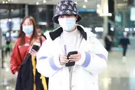 周深街拍：拼色羽绒服白色高领打底衫牛仔裤小恶魔渔夫帽清爽养眼图片