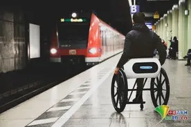 意大利发明家推出世界首款可折叠随身带上飞机轮椅图片