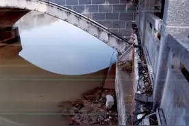 男子假装跳河溺水，不会游泳的女友下水施救时反被拖到深水区溺亡！法院这样判……图片