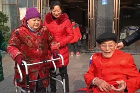 四川大爷99岁生日，91岁妹妹赶来祝寿图片