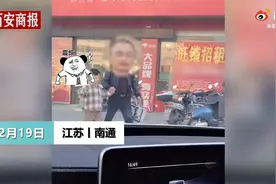 孙子给爷爷画鬼脸去超市购物，回家后爷爷的教育方式让人点赞图片