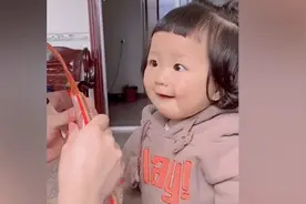 1岁萌娃看小姨吃辣条被馋出表情包 张着嘴巴咽口水萌翻网友图片