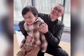 44秒｜全靠演技！调皮孙子在醉酒爷爷脸上涂鸦后带爷爷逛超市图片