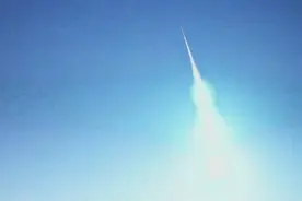 划破夜空！上海迎来一颗极其明亮的火流星视频封面