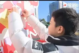 太惊喜！小学生开学收到特权卡可免写作业，网友：几家欢喜几家愁图片