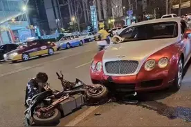 柳州逆停宾利跑车被电动车撞上，男骑手疑似酒驾！网友：怎么赔？图片