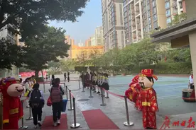广州学校花样开学，萌娃们犇向校园图片