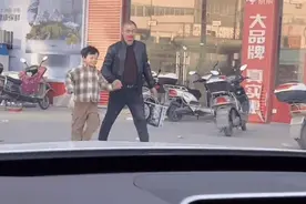 孙子趁爷爷酒后睡着脸上涂鸦，爷爷“报复”式教育令人捧腹图片