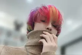 有颜任性！朱正廷晒自拍 彩虹系发色吸睛图片