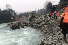 被洪水冲毁的都江堰飞沙堰护坡完成临时加固图片