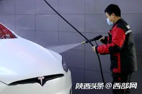 车上粘了喜字不好清理？专业技师支招：不用钢丝球 热水+毛巾即可图片