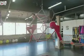 空中舞似蝶飞 小姐妹默契挑战自我图片