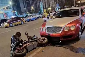 柳州逆停宾利跑车被电动车撞上，男骑手疑似酒驾图片