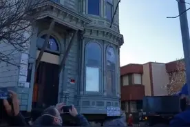 美国一百年老楼整体搬迁：穿过七个街区，引人群围观图片