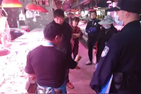 杭州余杭一女子在菜市场买完肉后被抓图片
