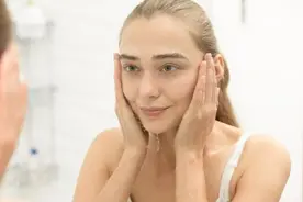 4种错误的洗脸方式，怪不得你越来越显老图片