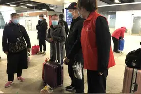 “不碎的鸡蛋”：夫妻俩从老家返郑时，父母用俩油壶给孙子装了攒了俩月的鸡蛋图片