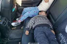 危险！竟让孩子躺在车后排睡觉图片