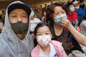 王栎鑫带一双儿女海边游玩 离婚后首分享私人动态图片
