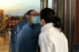 「温暖回访 拥抱春天」隔着玻璃亲吻的情侣：在一起，就是最简单的幸福图片