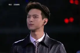 春晚：李现和主持人互动，现场送观众小礼物，尖叫不断视频封面