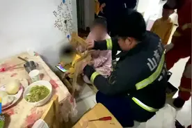 50秒｜临沂一幼童吃饭时卡进宝宝椅 救援期间全程淡定看动画片图片