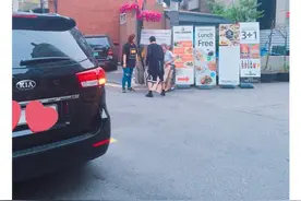 热心市民王嘉尔上线了！街头帮老奶奶捡纸箱图片