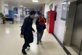 心疼！广西一6岁儿童右手四指被切断，血流不止图片