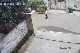 哪吒？脚踩平衡车，手拿灭火器，长沙一“熊孩子”3次喷射邻居家蔬菜，物业：家长还没露面图片