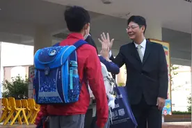 深圳一校长在开学日与每位学生击掌，已坚持十余年且仍会继续视频封面