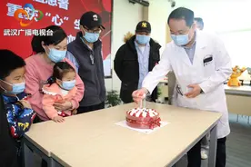 心脏移植的父亲“重生日”恰逢2岁女儿生日，医护特殊的感恩生日会图片